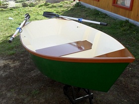 Лодка деревянная, гребная, одноместная, новая.